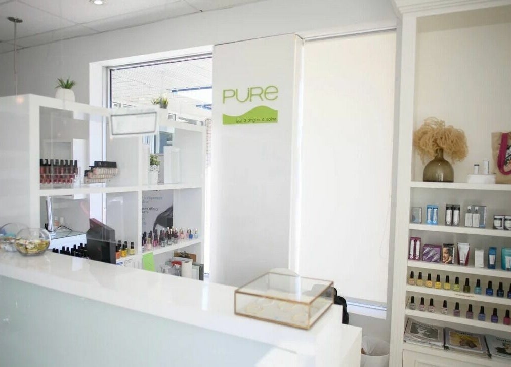 Intérieur de Pure Bar à Ongles and Soins à Laval, Québec, CA, mettant en avant produits de beauté raffinés.