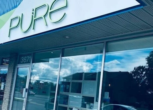 Devanture moderne de Pure Bar à Ongles and Soins à Laval, Québec, CA avec enseigne distinctive.