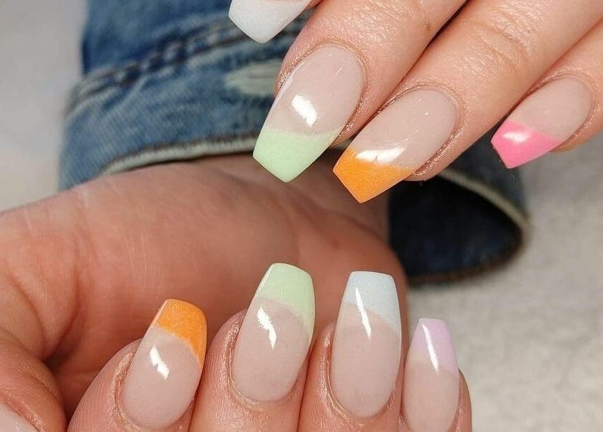 Ongles dégradés colorés réalisés chez Pure Bar à Ongles and Soins, Laval, Québec, CA.