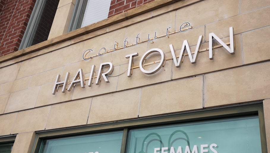 Enseigne de Hair Town, un salon à Mont-Royal, Québec, CA. Style moderne et accueillant.