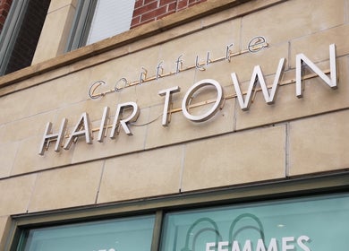 Enseigne de Hair Town, un salon à Mont-Royal, Québec, CA. Style moderne et accueillant.