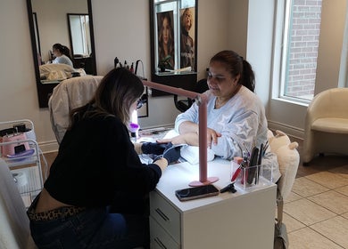 Soin des ongles à Hair Town, Mont-Royal, Québec, CA. Ambiance relaxante avec client et manucuriste.