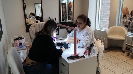 Soin des ongles à Hair Town, Mont-Royal, Québec, CA. Ambiance relaxante avec client et manucuriste.