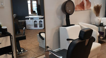 Intérieur moderne de Hair Town à Mont-Royal, Québec, CA avec fauteuils élégants.