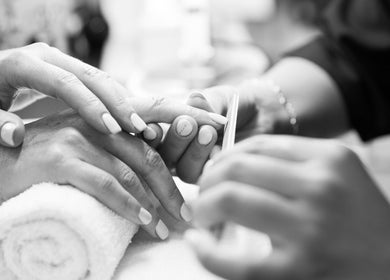 Manucure professionnelle chez Hair Town à Mont-Royal, Québec, CA, avec un soin des ongles raffiné.