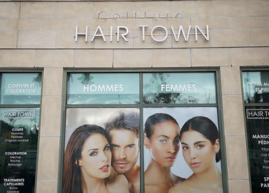 Entrée de Hair Town à Mont-Royal, Québec, CA offrant services de coiffure et esthétique.