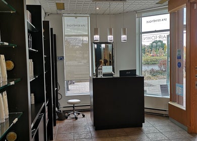 Entrée moderne de Hair Town à Mont-Royal, Québec, CA avec présentoirs de produits coiffants.