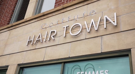 Enseigne du salon Hair Town à Mont-Royal, Québec, CA, devanture moderne en briques.