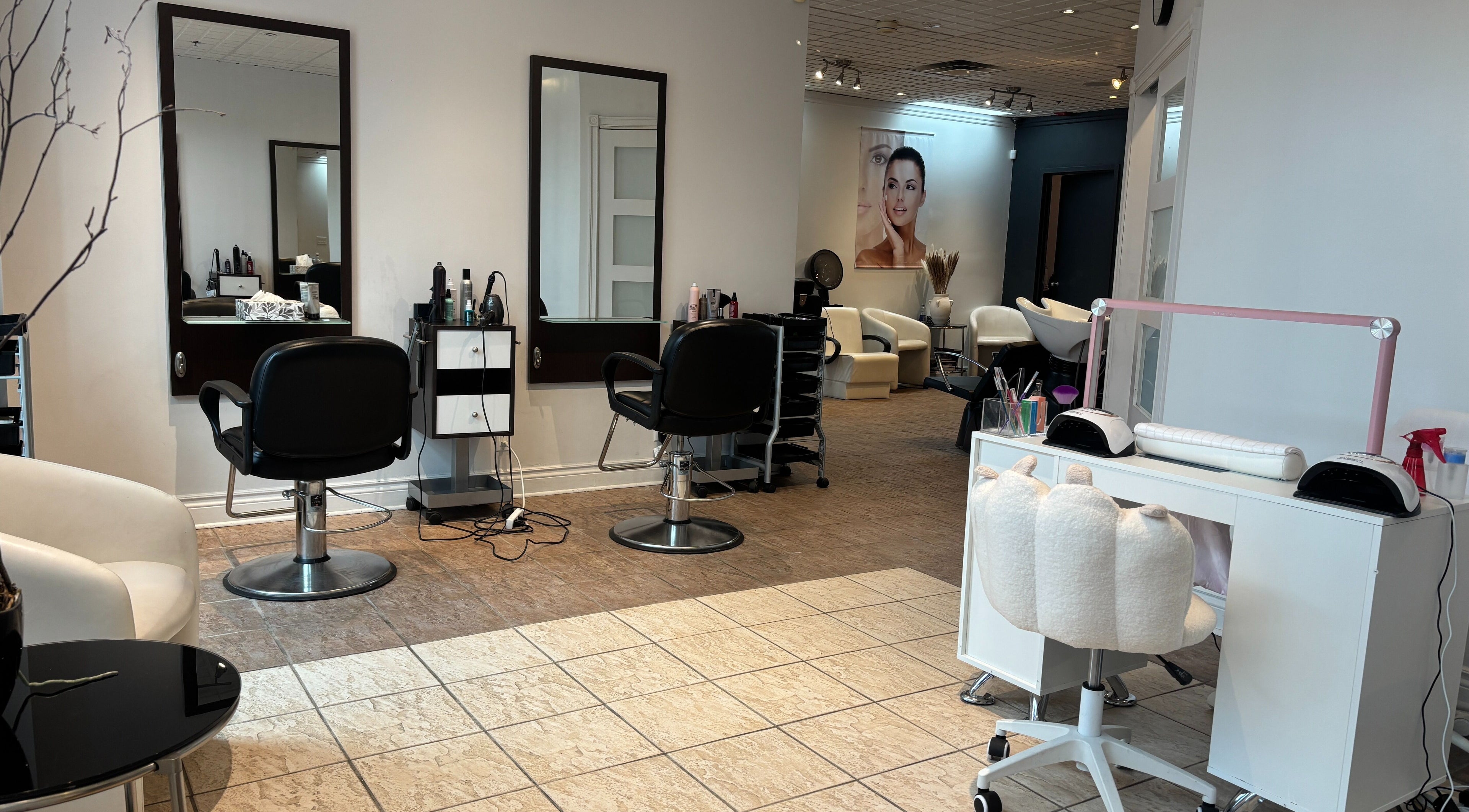 Salon moderne de Hair Town à Mont-Royal, Québec, CA avec chaises confortables et miroirs.