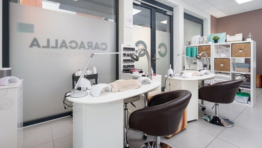 Interno di Caracalla Estetica Avanzata - Centro Estetico Lugano, con postazioni manicure eleganti a Lugano, Ticino, CH.