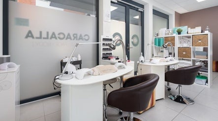 Interno di Caracalla Estetica Avanzata - Centro Estetico Lugano, con postazioni manicure eleganti a Lugano, Ticino, CH.