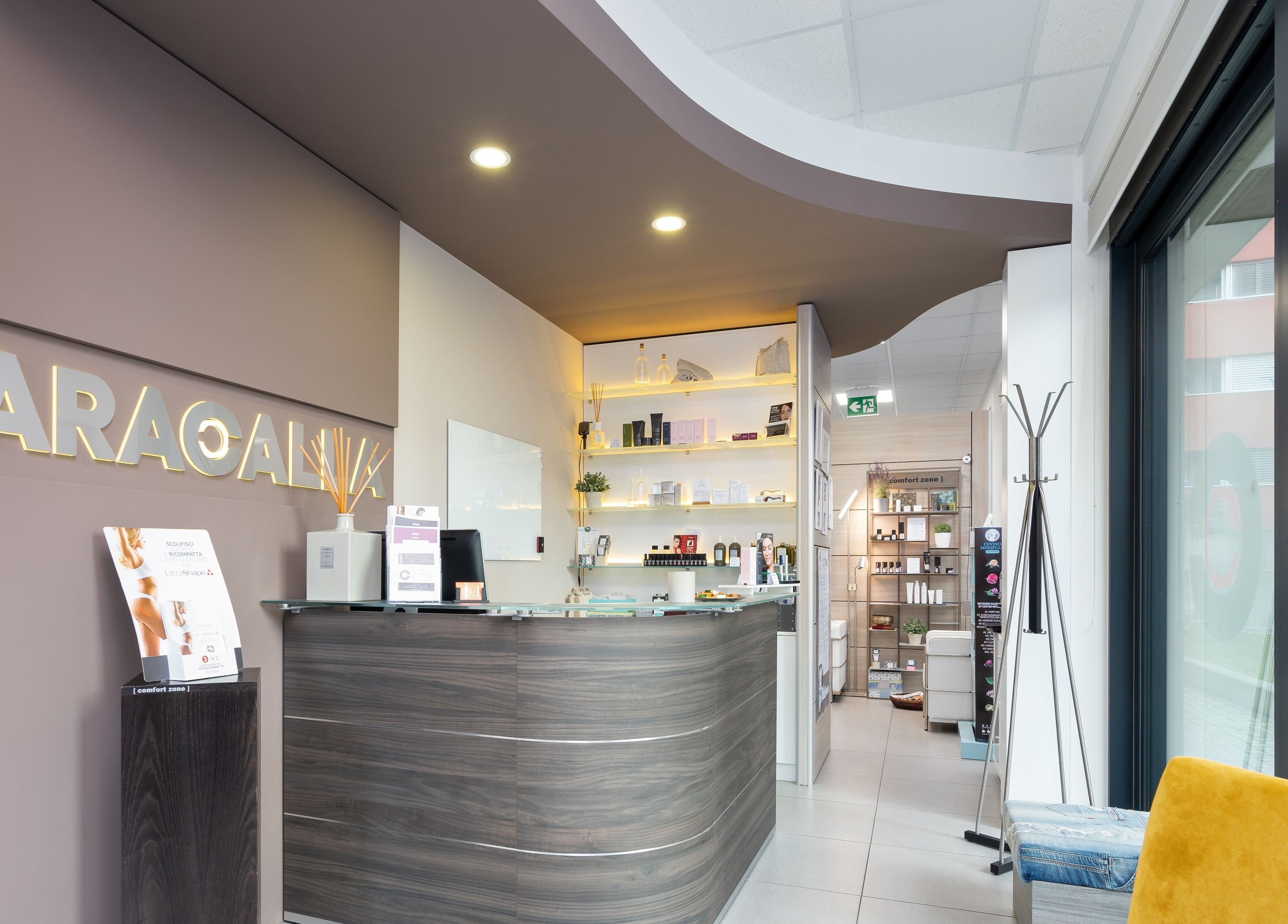 Reception moderna di Caracalla Estetica Avanzata - Centro Estetico Lugano, situato a Lugano, Ticino, CH.