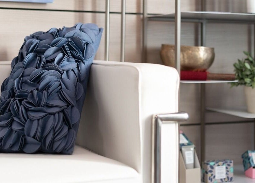 Interno chic di Caracalla Estetica Avanzata - Centro Estetico Lugano con cuscino decorato a Lugano, Ticino, CH.