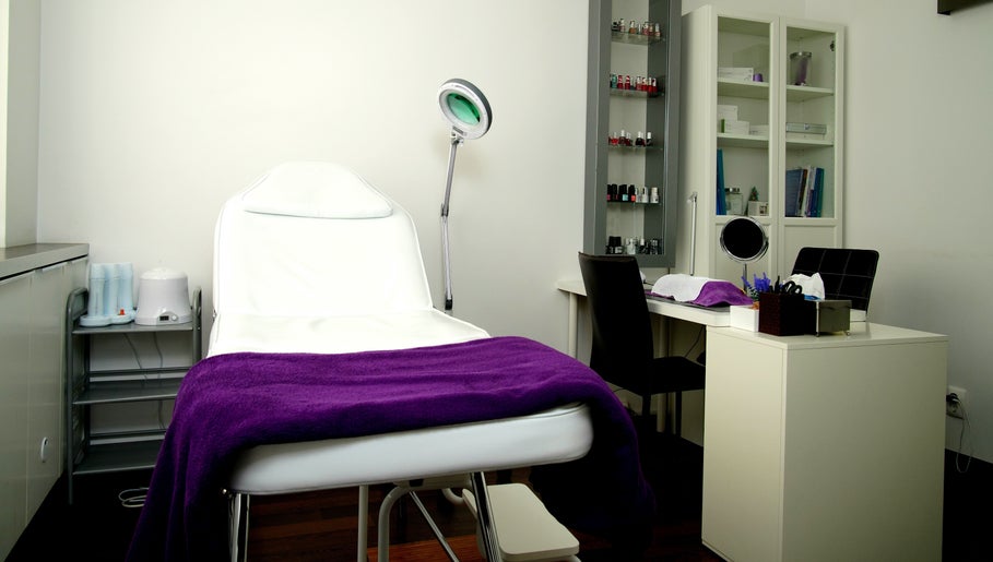 Sala de tratamento elegante na Rô Advanced, Amadora-Reboleira, Lisboa, PT, com cadeira de estética moderna.