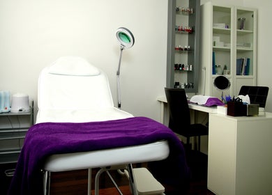 Sala de tratamento elegante na Rô Advanced, Amadora-Reboleira, Lisboa, PT, com cadeira de estética moderna.