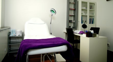 Sala de tratamento elegante na Rô Advanced, Amadora-Reboleira, Lisboa, PT, com cadeira de estética moderna.