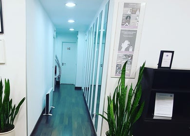Corredor moderno em Rô Advanced com plantas e decoração elegante, localizado em Amadora-Reboleira, Lisboa, PT.
