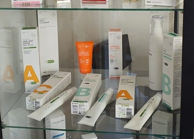 Produtos de beleza na Rô Advanced, Amadora-Reboleira, Lisboa, PT, exibindo cuidados de pele especializados.