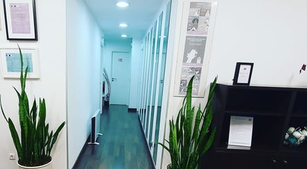 Corredor elegante no Rô Advanced em Amadora-Reboleira, Lisboa, PT, com plantas e decoração moderna.