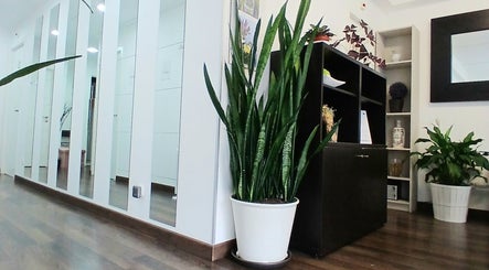 Interior moderno do Rô Advanced em Amadora-Reboleira, Lisboa, PT, com plantas e decoração minimalista.