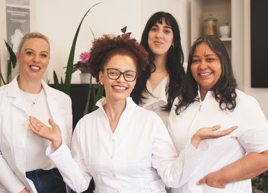 Equipe da Rô Advanced em Amadora-Reboleira, Lisboa, PT, sorrindo em ambiente acolhedor.