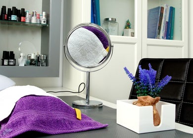 Espaço relaxante no Rô Advanced, Amadora-Reboleira, Lisboa, PT, com toalha roxa e flores decorativas.