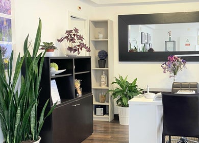 Sala elegante no Rô Advanced, Amadora-Reboleira, Lisboa, PT com plantas exuberantes e decoração sofisticada.