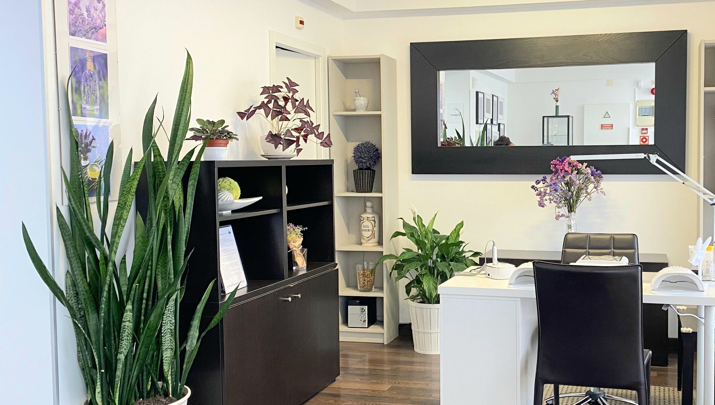 Sala elegante no Rô Advanced em Amadora-Reboleira, Lisboa, PT, com plantas e decoração sofisticada.