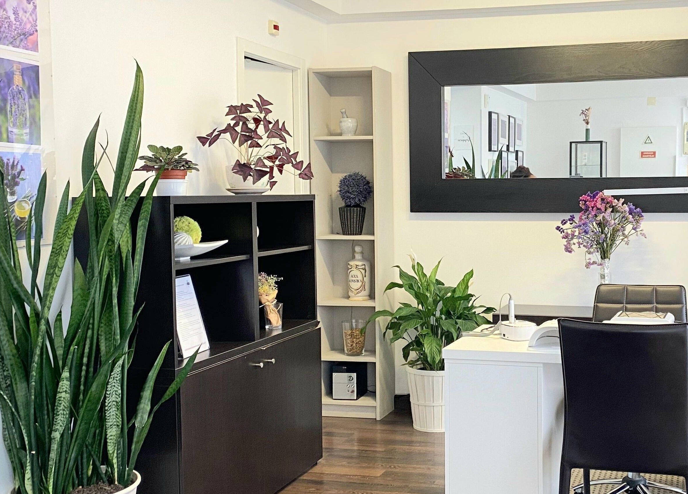 Sala elegante no Rô Advanced em Amadora-Reboleira, Lisboa, PT, com plantas e decoração sofisticada.