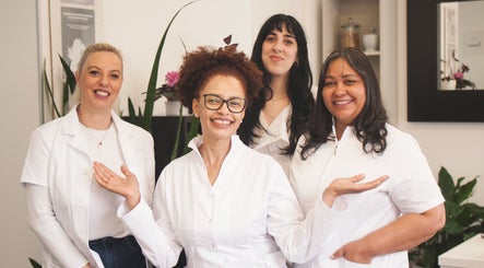 Equipe sorridente da Rô Advanced em Amadora-Reboleira, Lisboa, PT, pronta para atendê-lo.