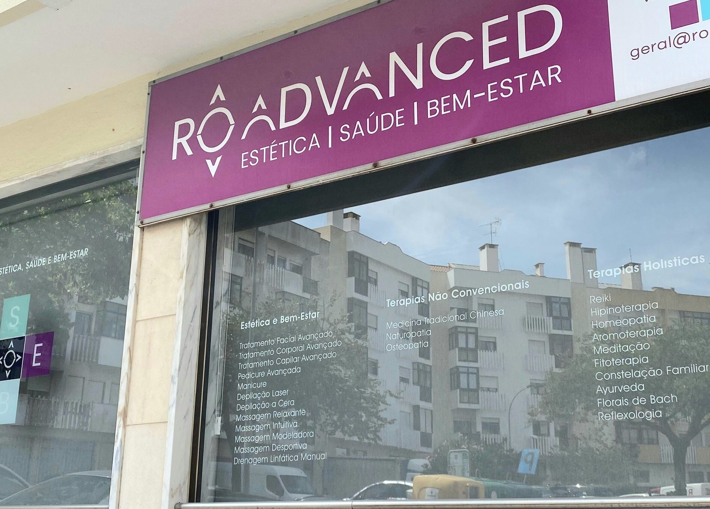 Fachada do Rô Advanced na Amadora-Reboleira, Lisboa, PT, destacando serviços de beleza e bem-estar.