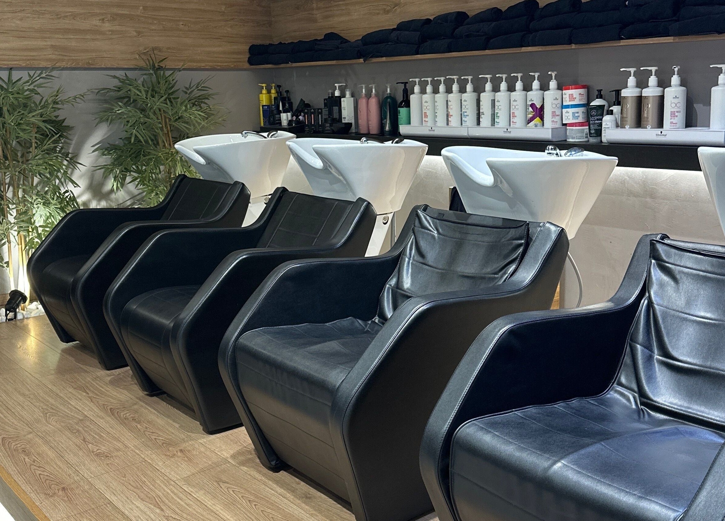 Πολυτελή καθίσματα λούθρου στο Klimishairlounge, Νέα Αλικαρνασσός, GR.