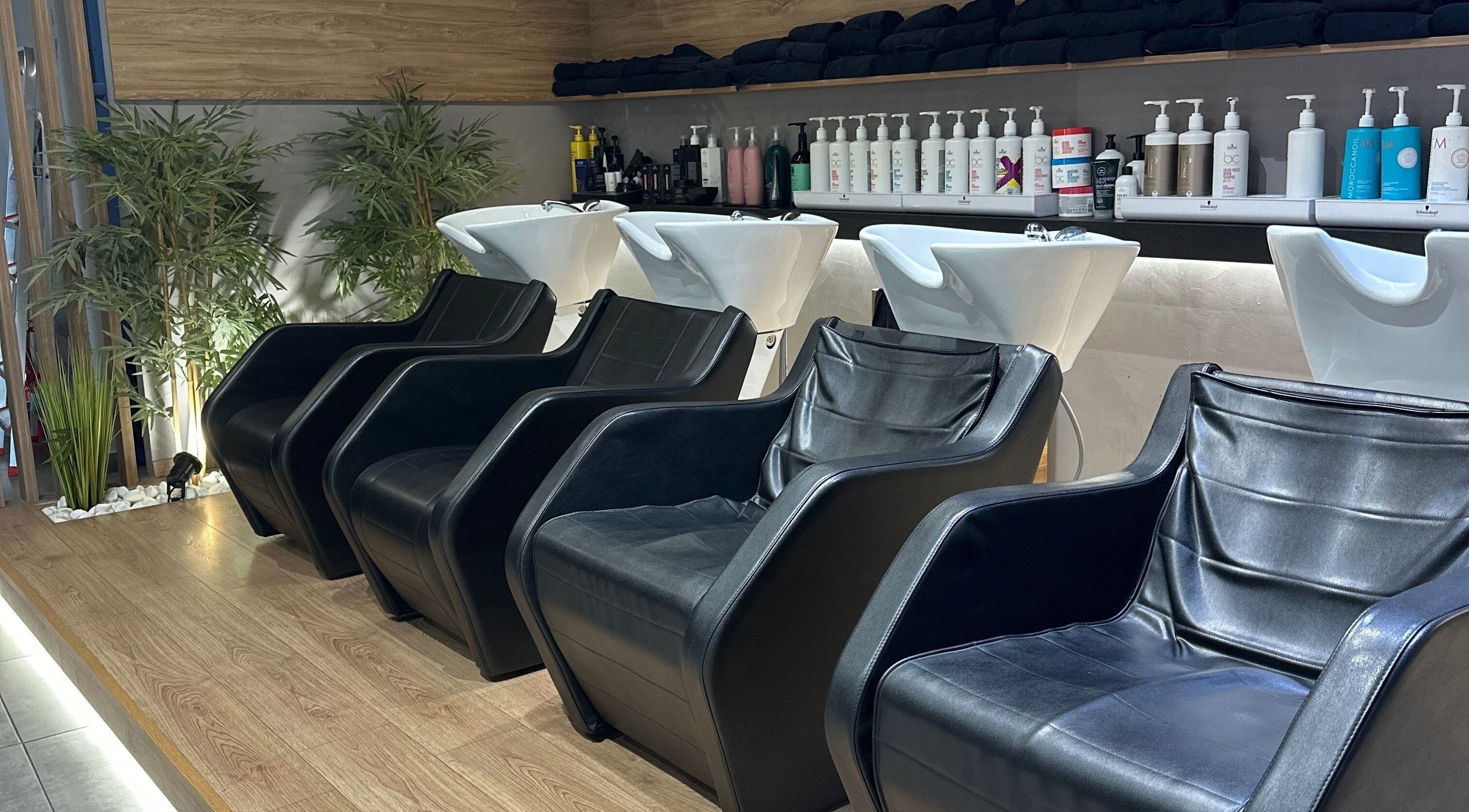 Πολυτελή καθίσματα λούθρου στο Klimishairlounge, Νέα Αλικαρνασσός, GR.