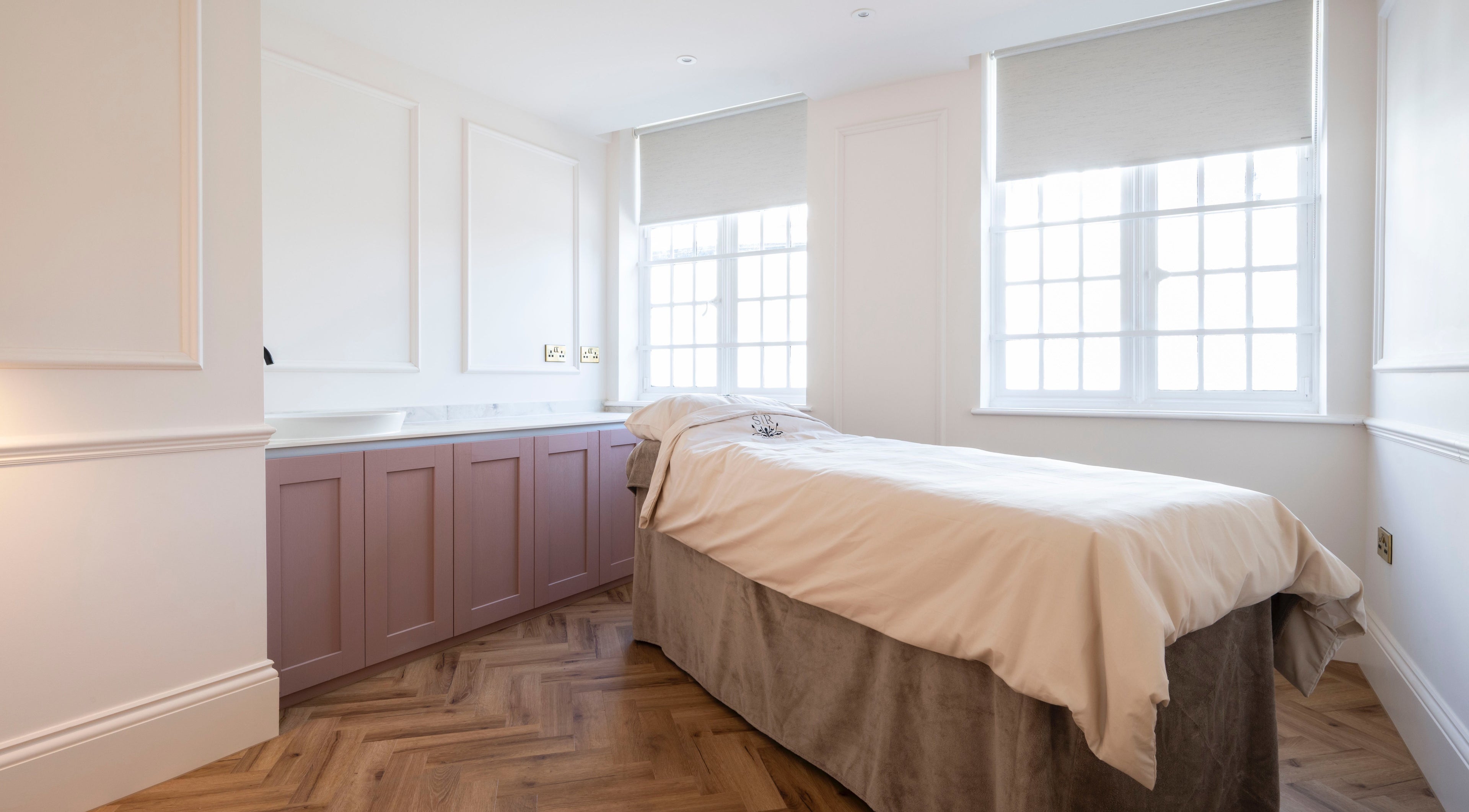 Relaxing treatment room at Harlowes & Sophie Rae Medical, Sandwich, England for wellness retreats.