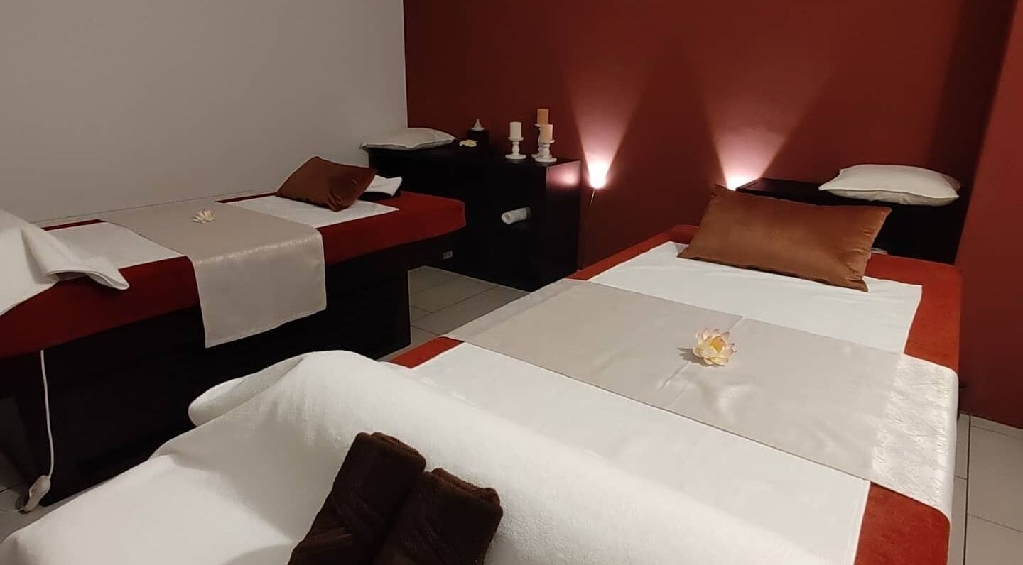 Massageraum bei Salil Thai Massage in Trübbach, Sankt Gallen, CH mit zwei ruhigen Liegen für ultimative Entspannung.