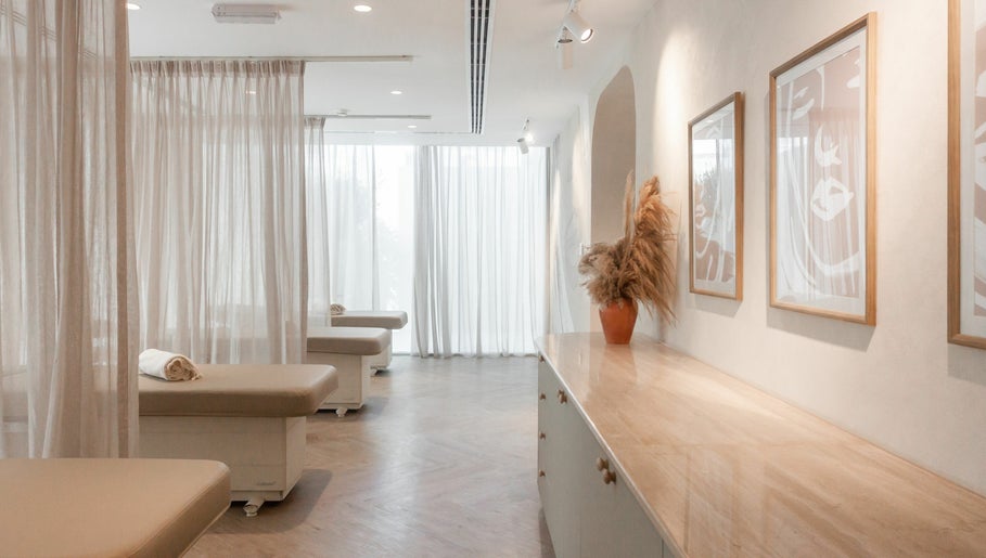 Browns & Co., Dubai image 1