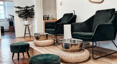 Chaises élégantes à Bohēmya Boutique et Soins, Granby, Québec, CA avec décors modernes.