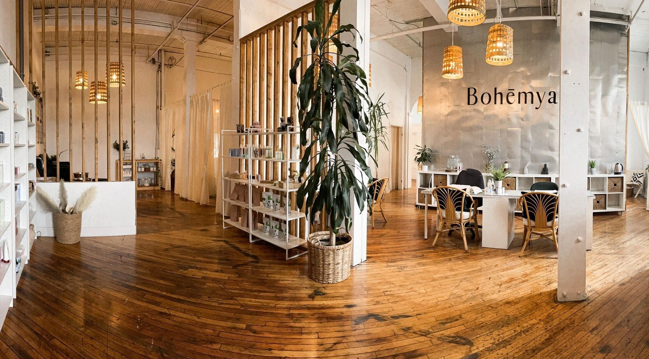 Intérieur chic de Bohēmya Boutique et Soins à Granby, Québec, CA avec plancher en bois et déco moderne.
