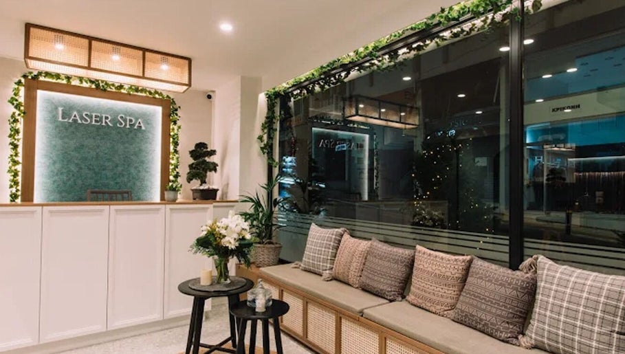 Το κομψό λόμπι του Laser Spa στην Ιωάννινα, GR με άνετους καναπέδες και φυτά.