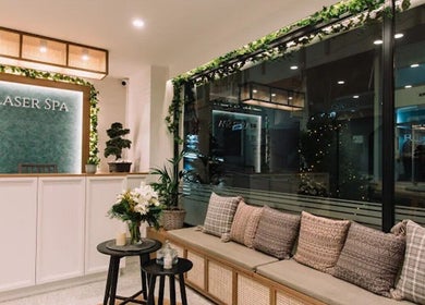 Το κομψό λόμπι του Laser Spa στην Ιωάννινα, GR με άνετους καναπέδες και φυτά.