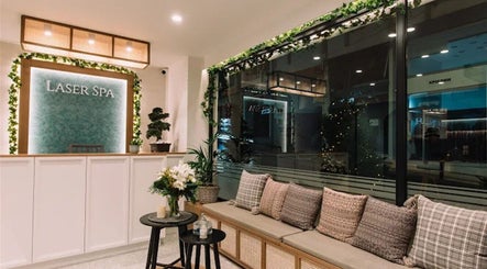 Το κομψό λόμπι του Laser Spa στην Ιωάννινα, GR με άνετους καναπέδες και φυτά.