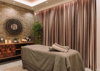 Χαλαρωτικό δωμάτιο μασάζ στο Laser Spa, Ιωάννινα, GR με φυσικά διακοσμητικά στοιχεία.