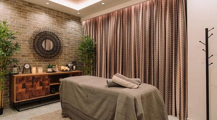 Χαλαρωτικό δωμάτιο μασάζ στο Laser Spa, Ιωάννινα, GR με φυσικά διακοσμητικά στοιχεία.