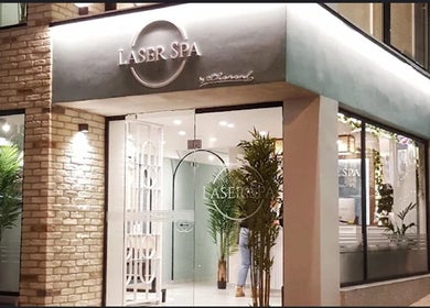 Μοντέρνα πρόσοψη του Laser Spa στην Ιωάννινα, GR με κομψό φωτισμό και πράσινα φυτά.