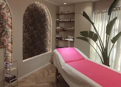 Εσωτερικό Laser Spa στην Ιωάννινα, GR με κρεβάτι θεραπείας και χαλαρωτική διακόσμηση.