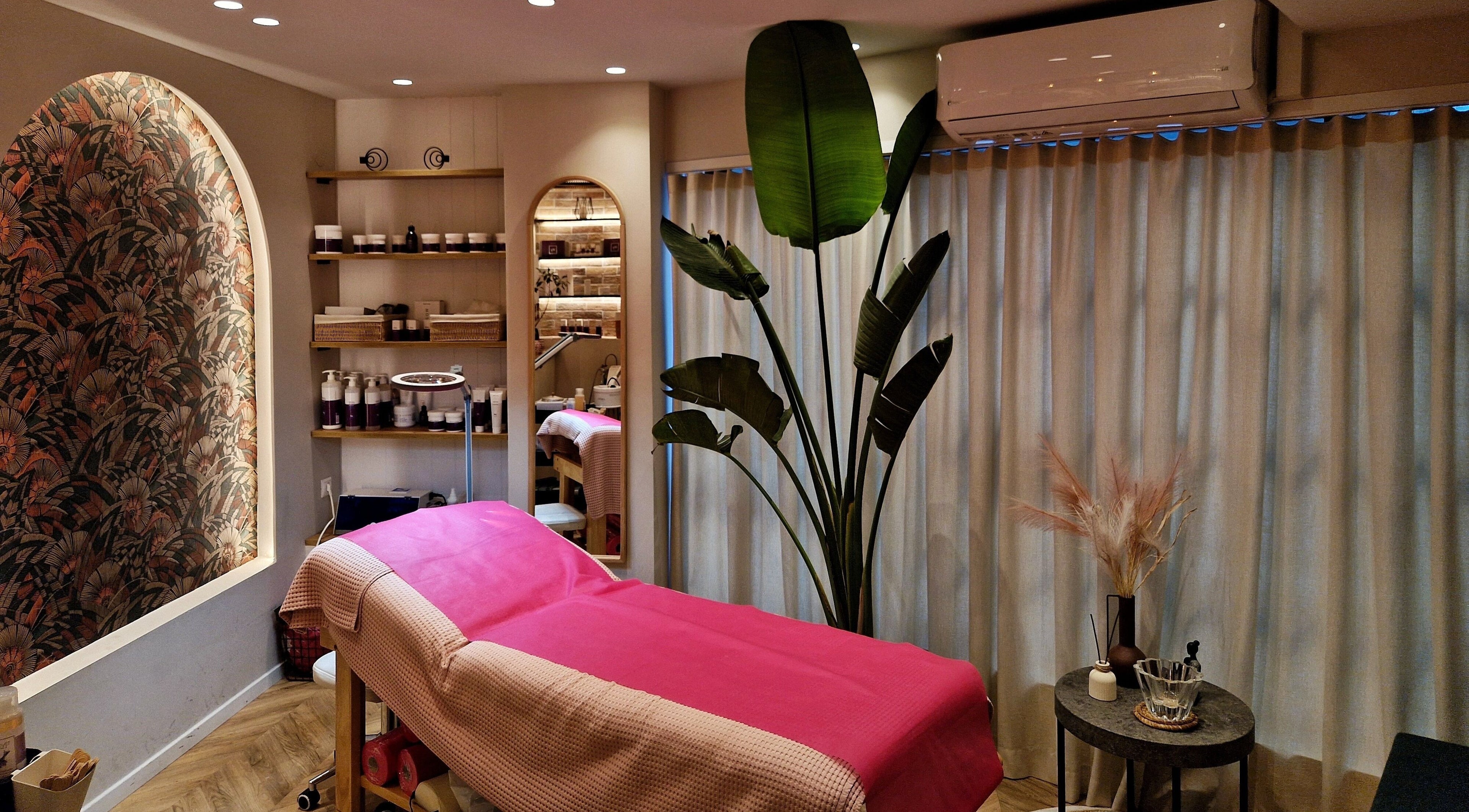 Χαλαρωτικό δωμάτιο θεραπείας στο Laser Spa, Ιωάννινα, GR με μοντέρνα διακόσμηση και καταπράσινα φυτά.