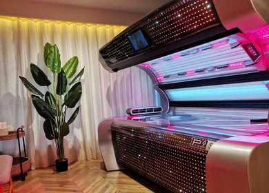 Σολάριουμ σε φωτεινό χώρο στο Laser Spa, Ιωάννινα, GR με μοντέρνα διακόσμηση και φυτά.
