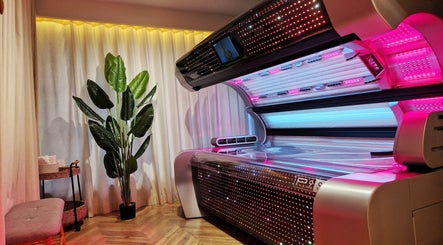 Σολάριουμ σε φωτεινό χώρο στο Laser Spa, Ιωάννινα, GR με μοντέρνα διακόσμηση και φυτά.