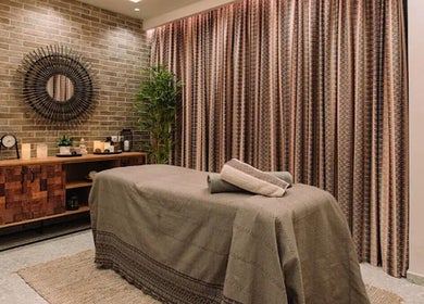 Χαλαρωτικό δωμάτιο μασάζ στο Laser Spa, Ιωάννινα, GR με φυσική διακόσμηση και κρεβάτι.