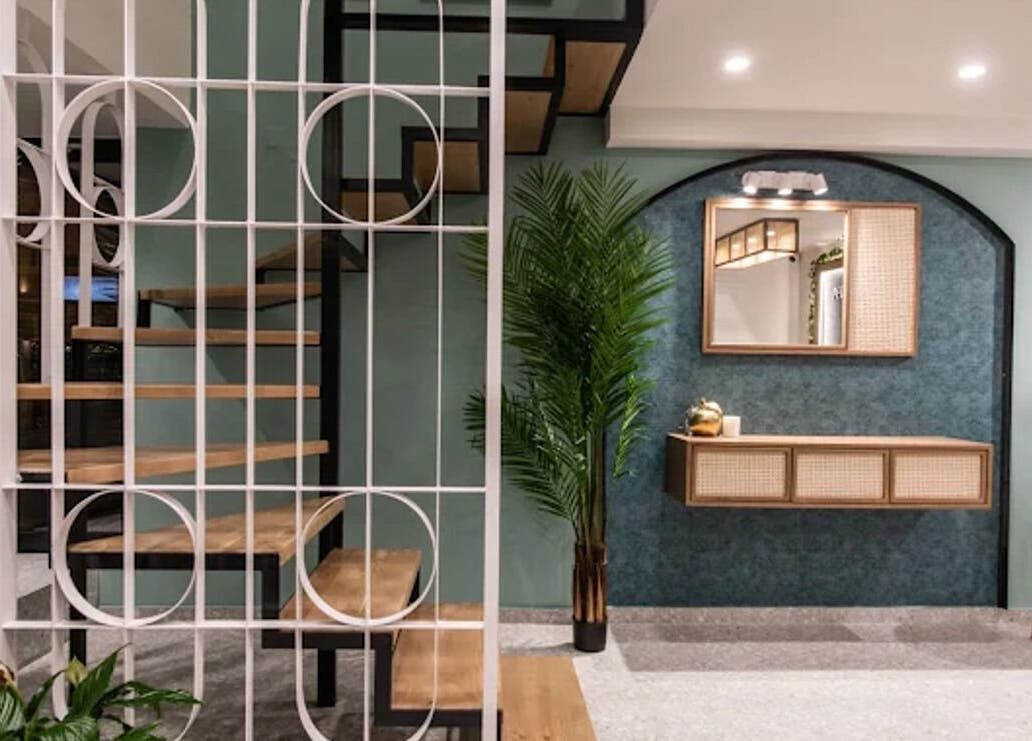 Μοντέρνος χώρος Laser Spa στην Ιωάννινα, GR με ξύλινα σκαλιά και διακοσμητικούς καθρέφτες.